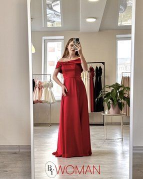 Атласна червона сукня максі з спущеними плечима S 62 фото